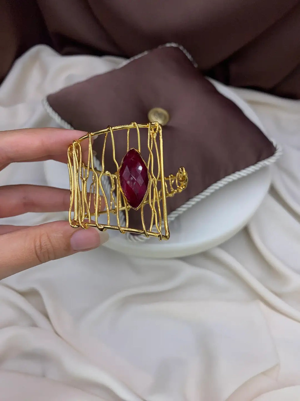 سوار نايلا بحجر الكوارتز الأحمر