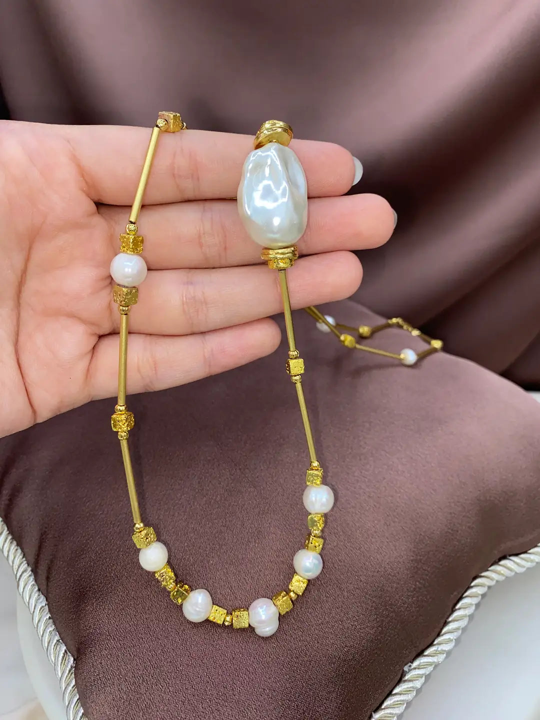 قلادة نوري باللؤلؤ الزراعي
