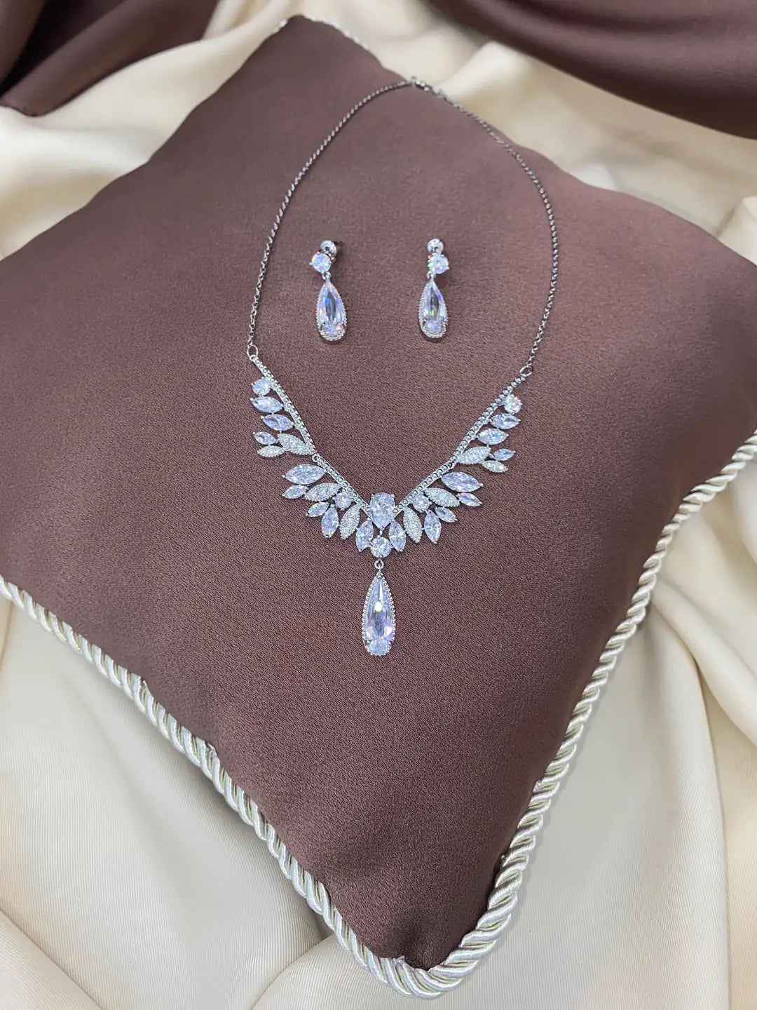 طقم "نيري" بحجر الزركون اللامع
