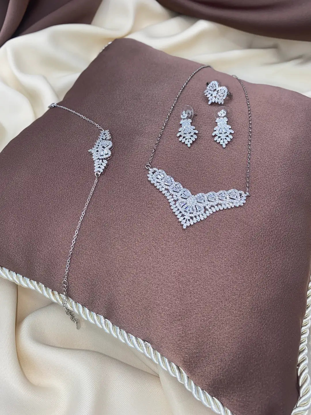 "Safi" set with sparkling zircon stone